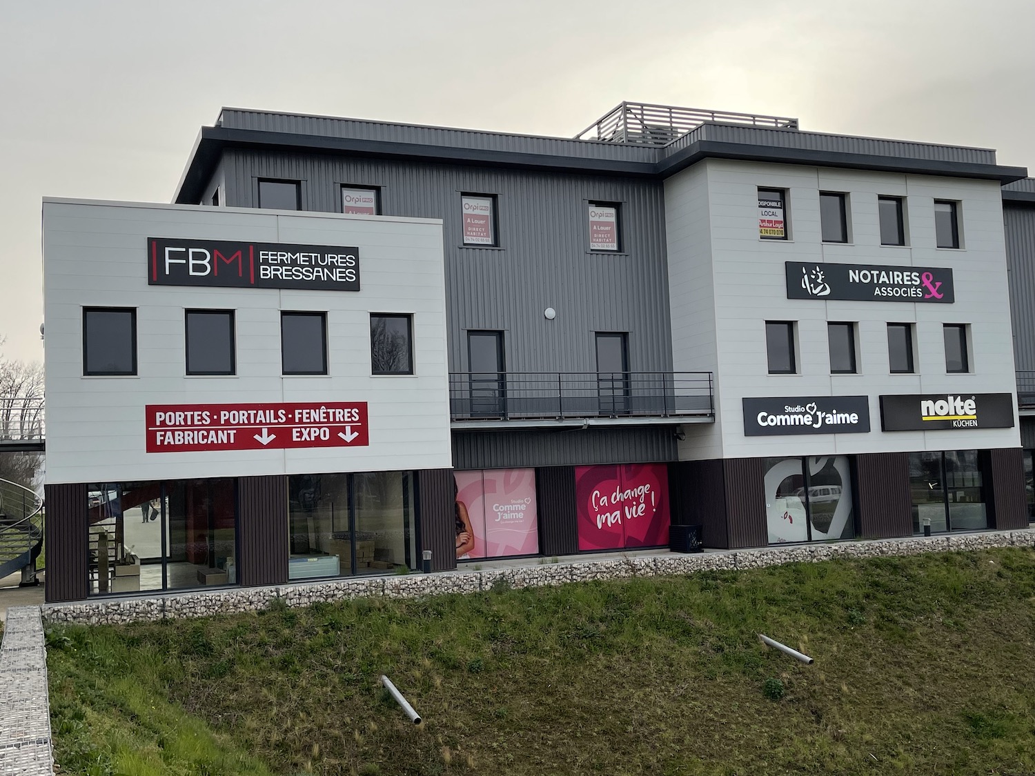 Toutes les fermetures pour l'habitat , découvrez nos magasins d'exposition de Mâcon et Genay … 